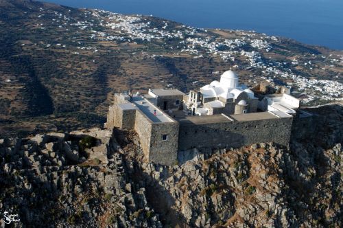 Εκκλησίες και Μοναστήρια στη Σίφνο